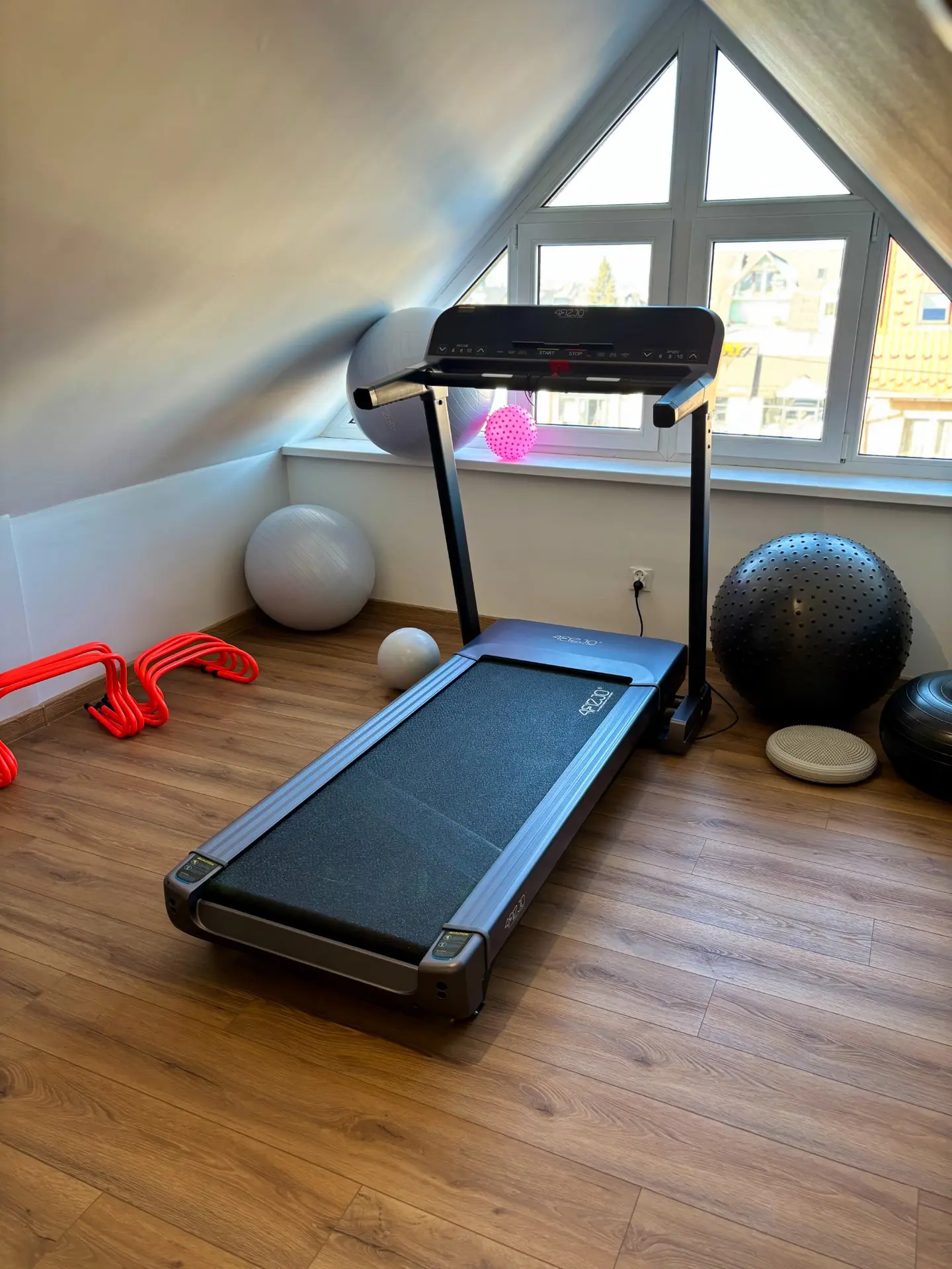 Profesjonalna bieżnia rehabilitacyjna w gabinecie Fizjointegra